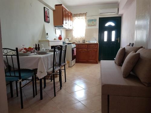 Kuchyň nebo kuchyňský kout v ubytování Dimitris House Petriti