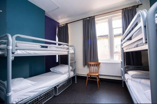 Cette chambre comprend 2 lits superposés et une chaise. dans l'établissement Kinlay House Dublin, à Dublin