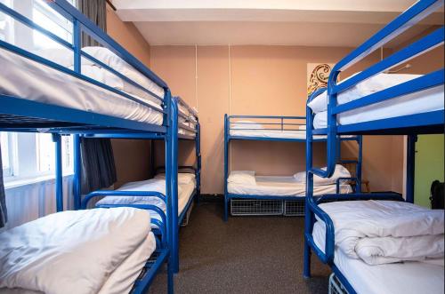 
two bunk beds in a small room at Kinlay House Dublin in Dublin
