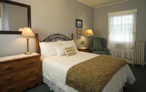 A bed or beds in a room at Fullerton Inn & Restaurant