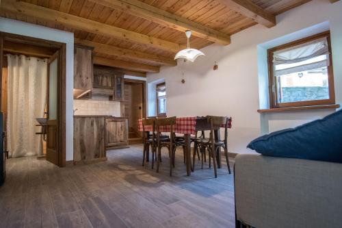 una cucina e una sala da pranzo con tavolo e sedie di Chalet Mountain Relax - CIR 0001 a Rhêmes-Notre-Dame