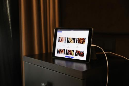 un computer portatile seduto sopra un comò di Brik Hotel a Odessa