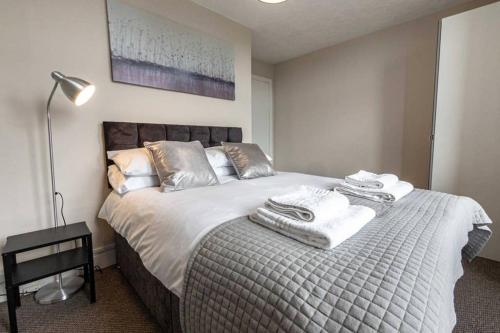 1 dormitorio con 1 cama con toallas en ☆Bright Apartment, Near University + City Centre☆ en Dundee
