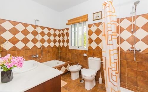 łazienka z toaletą, wanną i umywalką w obiekcie Cubo's Casa Los Sueños w mieście Coín