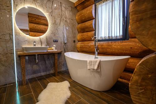 Vonios kambarys apgyvendinimo įstaigoje Alpina Luxury Chalets