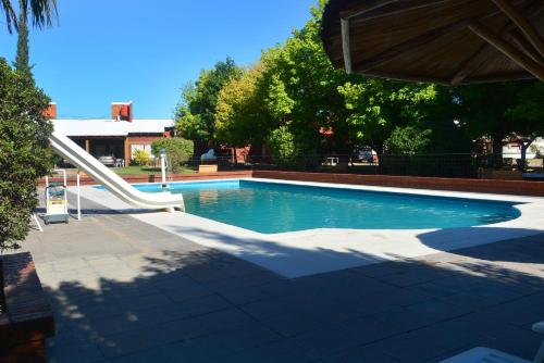 una piscina con un tobogán en un patio en Sesma Excelencia en Cabañas en San Rafael