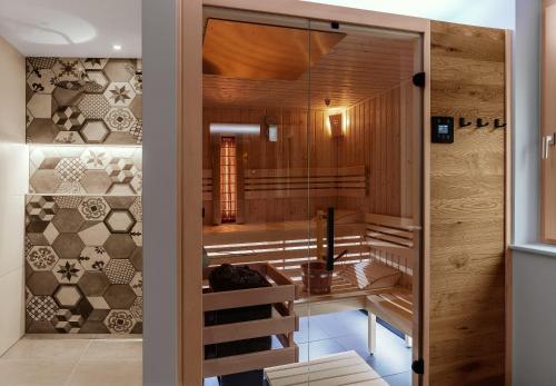華爾德岩阿爾堡的住宿－Verwall Apartment Arlberg - mit Sauna, Balkon und Gästekarte Premium，玻璃门通向带桌子的房间
