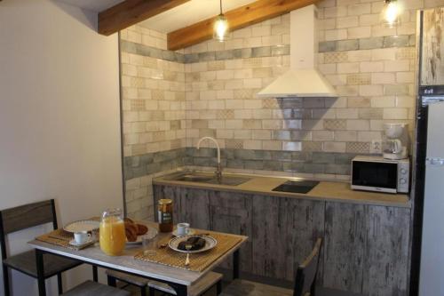 Кухня или мини-кухня в Apartamentos Rurales Parajes de Piedra

