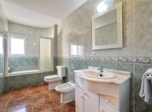 莫萊拉的住宿－Villa Haya - Plusholidays，一间带水槽、卫生间和镜子的浴室