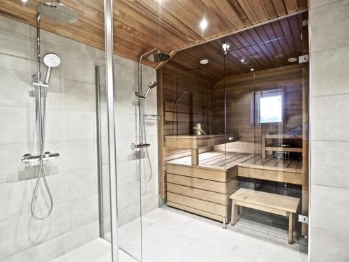 a large bathroom with a shower and a tub at Levillas Levin Kunkku in Levi