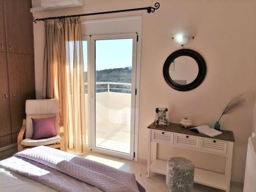 Кровать или кровати в номере Villa Aeolus with private overflow, endless, heated pool