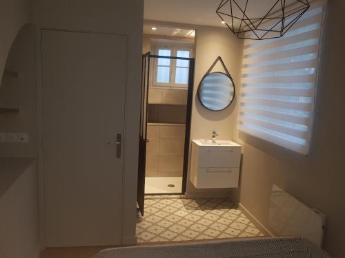 a bathroom with a sink and a mirror at F2 L'escale Paisible - Villepinte Aéroport CDG - Parc Astérix - Paris in Mitry-Mory