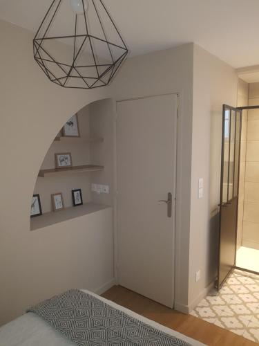 a bedroom with a bed and a hallway with a door at F2 L'escale Paisible - Villepinte Aéroport CDG - Parc Astérix - Paris in Mitry-Mory