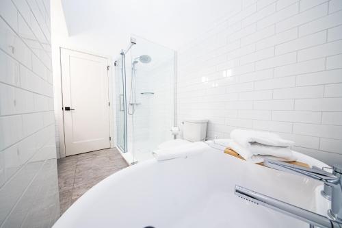 Ένα μπάνιο στο Newsroom Suites