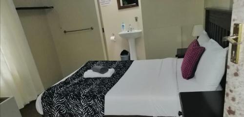 Ein Bett oder Betten in einem Zimmer der Unterkunft zig zag self catering accommodation