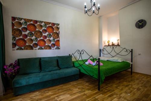 ein Wohnzimmer mit einem Sofa und einem Gemälde in der Unterkunft downtown apartment near Sulfur baths in Tbilisi City