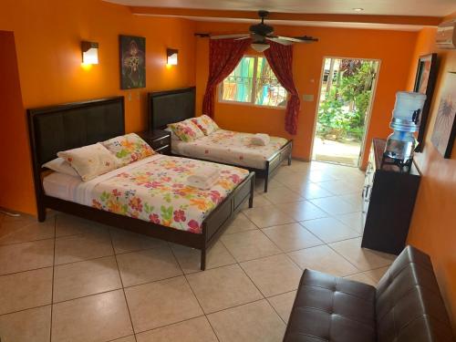 Giường trong phòng chung tại All Seasons Belize