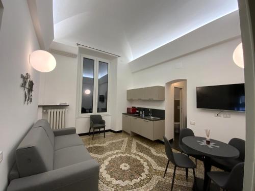 ein Wohnzimmer mit einem Sofa und einem Tisch in der Unterkunft Centro Acquario San Giorgio in Genua