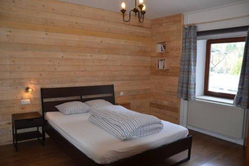 Кровать или кровати в номере La cense du vieux frêne