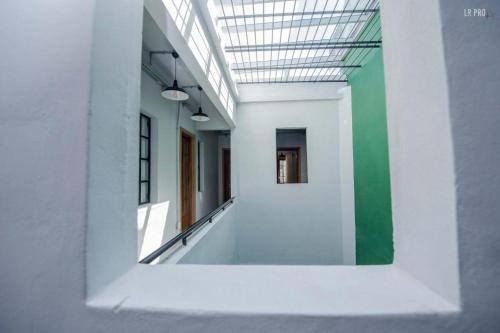 an empty hallway with a green and white wall at AHIVÁ Espacio Temporal in Montevideo