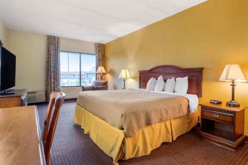 Voodi või voodid majutusasutuse LikeHome Extended Stay Hotel Warner Robins toas