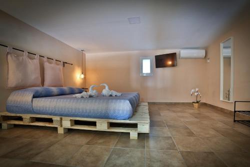 1 dormitorio con 1 cama en una plataforma de madera en The Best of Me, en Nápoles