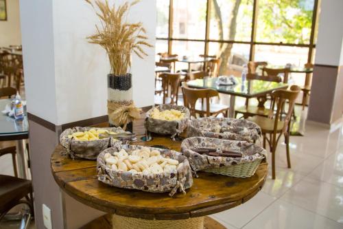 una mesa con varias bandejas de comida. en Hotel Maestro Executive Toledo, en Toledo