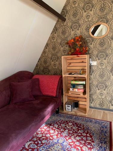a living room with a couch and a table at City Guesthouse in Hardenberg
