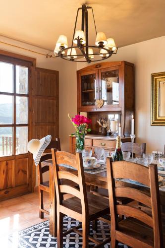 a dining room with a wooden table and chairs at Apartamentos El Rincón de Usana Zona Zero in Aínsa