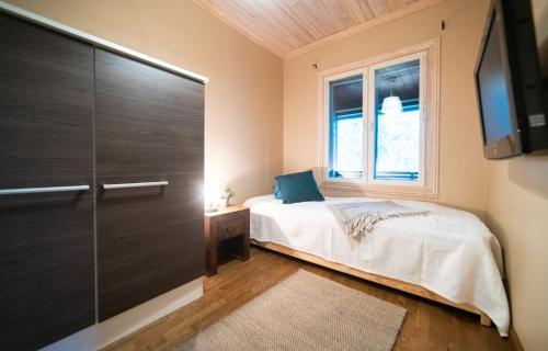 Postel nebo postele na pokoji v ubytování Lumikonpesä Hullun Mustikka