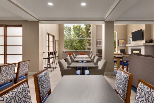 TV o dispositivi per l'intrattenimento presso Holiday Inn Express Hotel & Suites Auburn - University Area by IHG