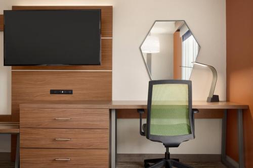 TV o dispositivi per l'intrattenimento presso Holiday Inn Express Hotel & Suites Auburn - University Area by IHG