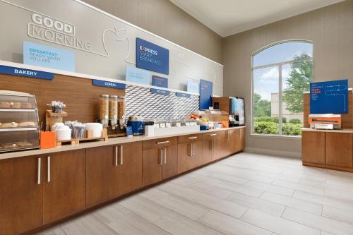 Cucina o angolo cottura di Holiday Inn Express Hotel & Suites Auburn - University Area by IHG