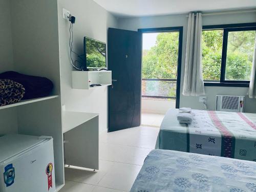 Zimmer mit 2 Betten und einem Fenster in der Unterkunft Pousada Toca do Ceará in Regencia Augusta