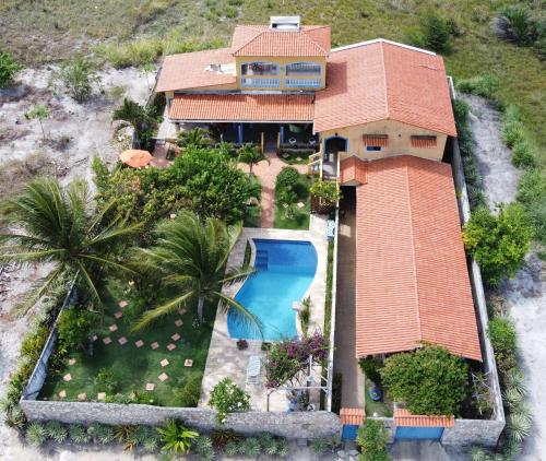 una vista aérea de una casa con piscina en Casa Litoral Sul - Praia Bela/ PB en Pitimbu