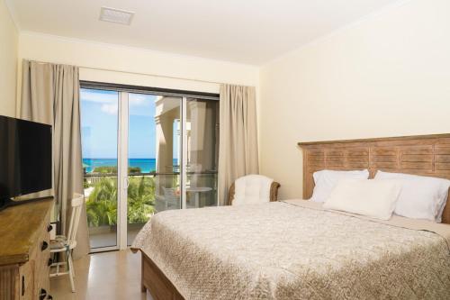 Cama ou camas em um quarto em THE BEST APARTMENT IN FRONT OF EAGLE BEACH LEVENT