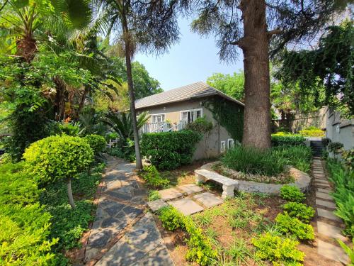 Κήπος έξω από το Waterhouse Guest Lodge in Muckleneuk