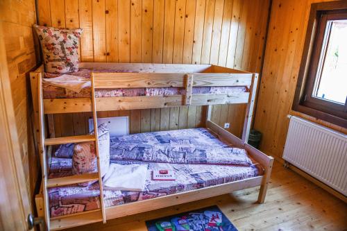 Zimmer mit 2 Etagenbetten in einer Hütte in der Unterkunft Cabana Panoramic VIP Baile Figa in Beclean