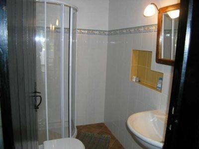 een badkamer met een douche, een toilet en een wastafel bij Villa Pedras del Rey in Luz de Tavira