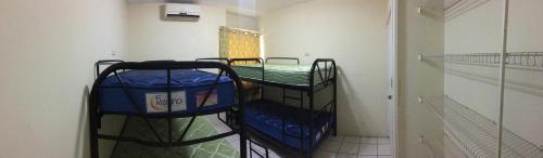 Poschodová posteľ alebo postele v izbe v ubytovaní Puerto San José, Casa 33 Condominio Alta Mar