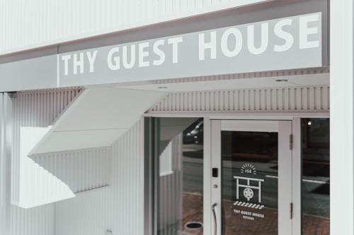 伊勢市にあるTHY GUEST HOUSEのゲストハウス前面の看板