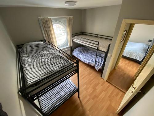 a small room with two bunk beds in it at Zeezicht in Ostend