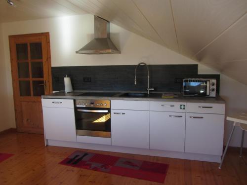 Kuchyň nebo kuchyňský kout v ubytování Ferienwohnung am Fuß des Bayerischen Waldes