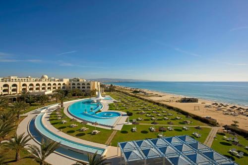 een luchtzicht op het resort en het strand bij Iberostar Averroes in Hammamet