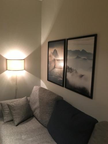 a living room with two lamps and a couch at Arctic Lodge in Riksgränsen