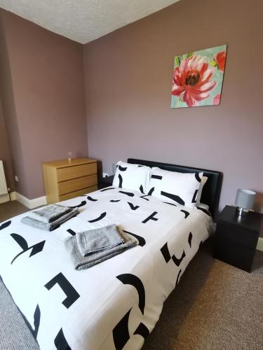 Ένα ή περισσότερα κρεβάτια σε δωμάτιο στο Gwynedd House Flat 2