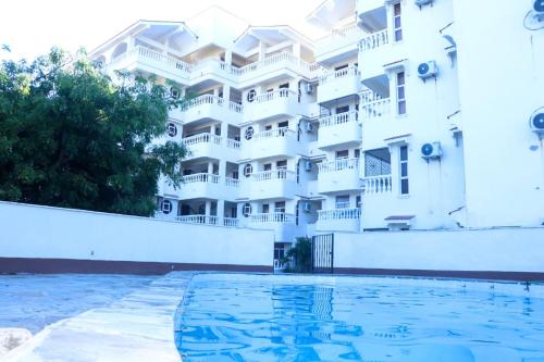 een wit gebouw met een zwembad ervoor bij PK Ocean A3 in Mombasa