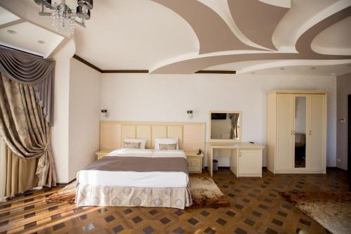 Un pat sau paturi într-o cameră la Shine House Hotel