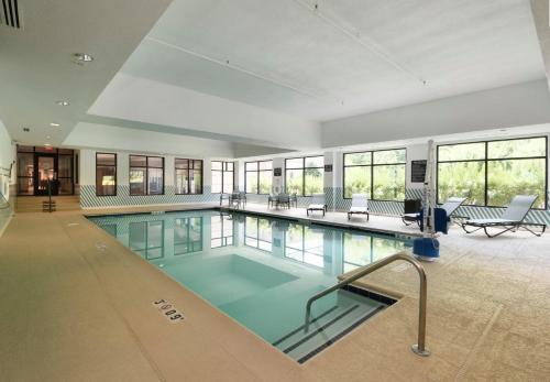 a large swimming pool in a large building at Holiday Inn Fredericksburg - Conference Center by IHG in Fredericksburg