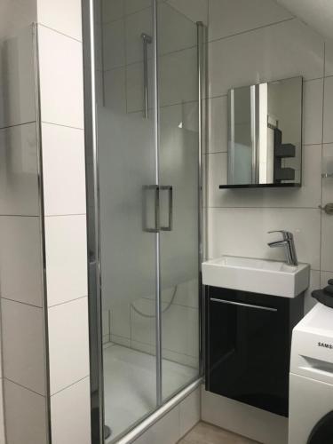 een badkamer met een douche en een wastafel bij Sweet Home Appartements 1 in Bottrop